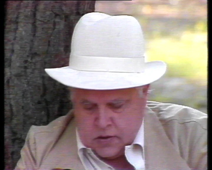 Carlos Wallenstein de chapéu branco em Chuva na Areia